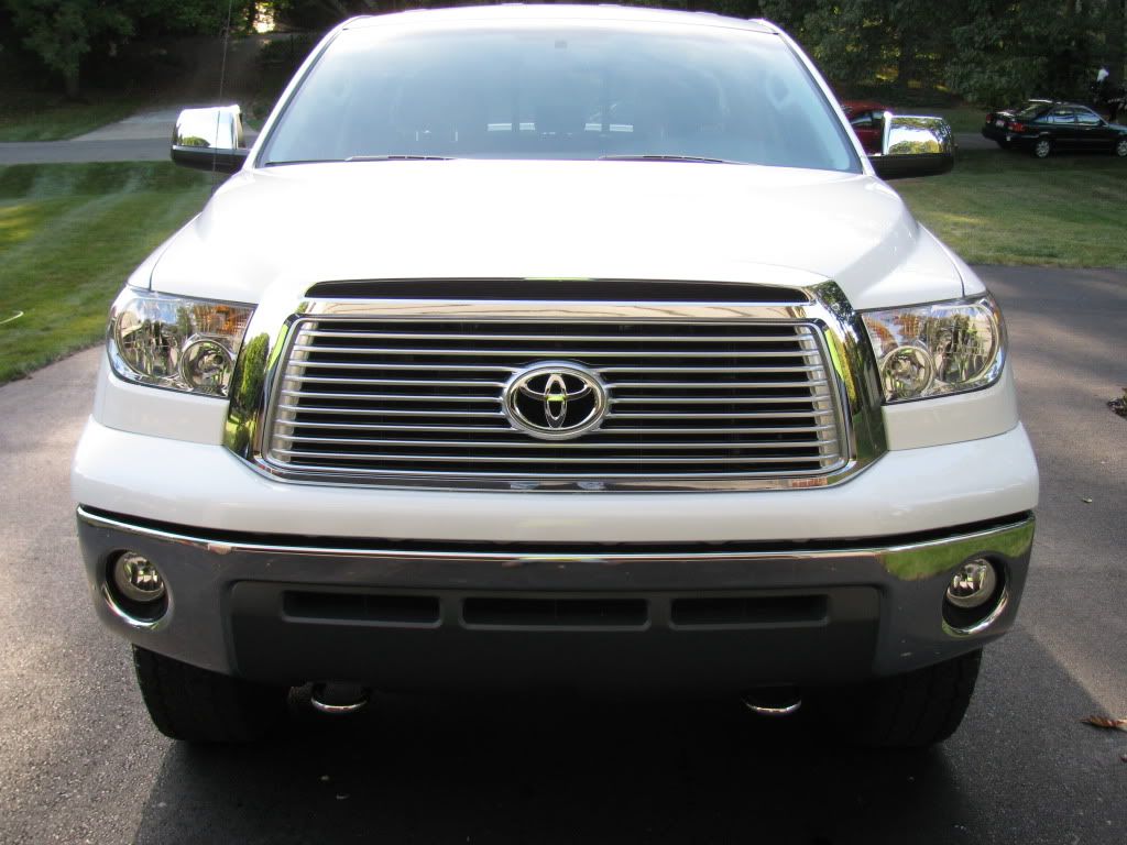 Platinum grill,Chrome tow hooks, and 3" leveling kit.