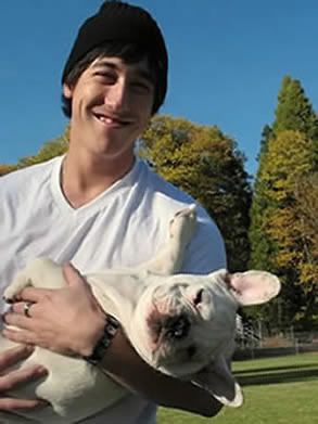 Lincecum Even if you dont think hes particularly hot, look at this photo. Just LOOK AT IT. Look at how adorable that puppy is!