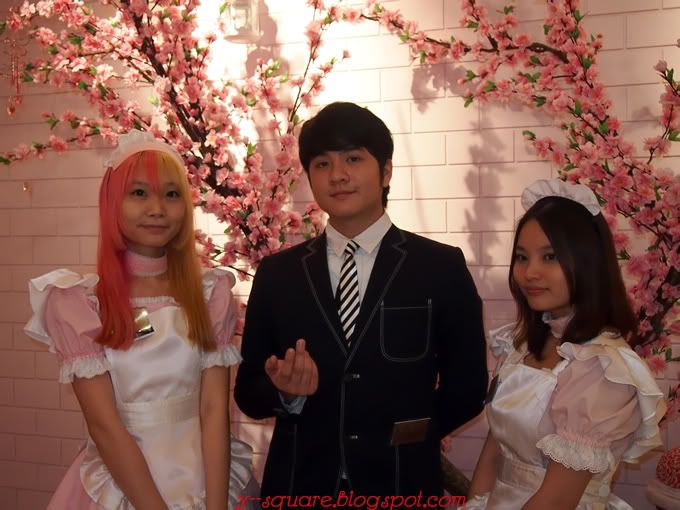 Tenshi no cafe maid and butler (waitress and waiter)